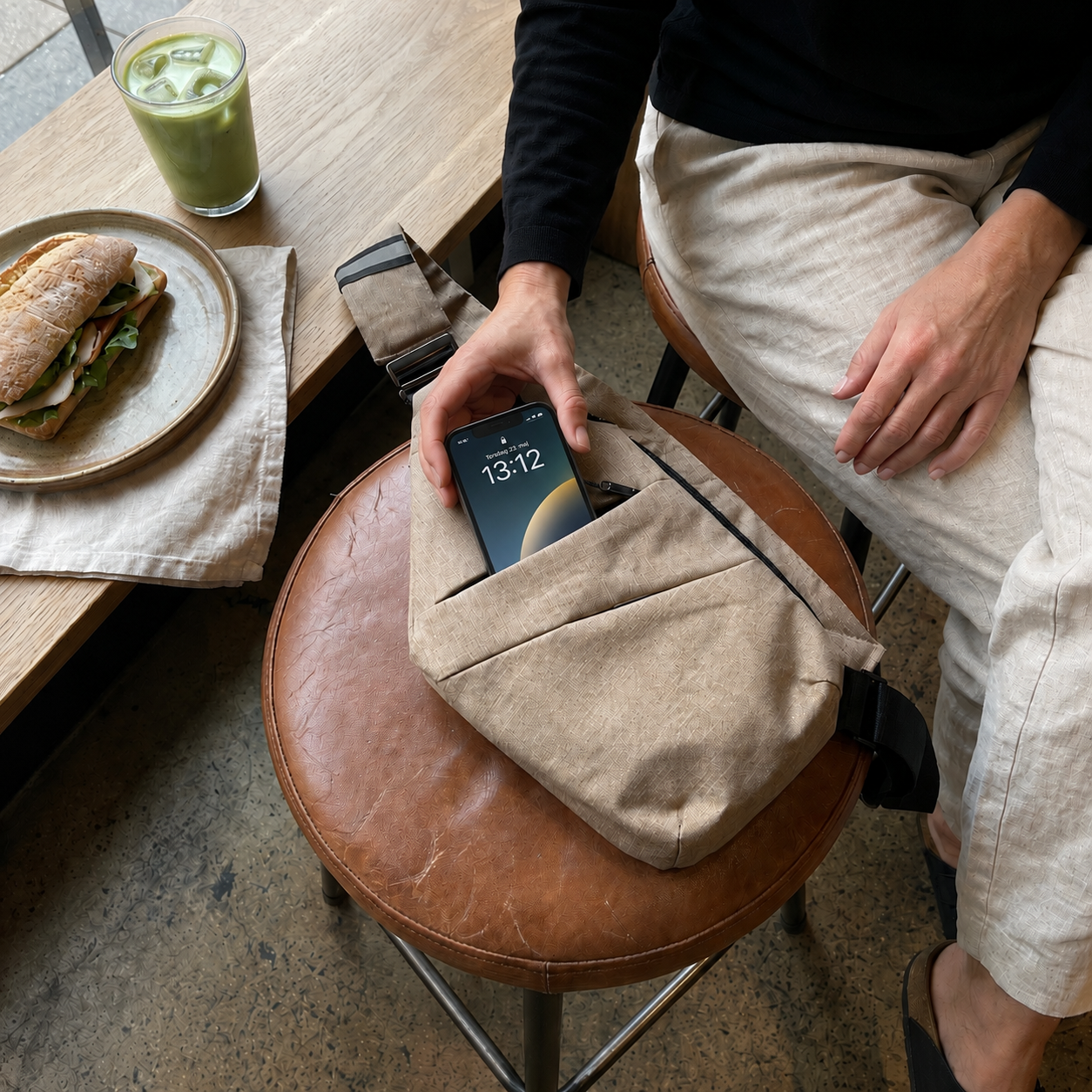 Travelready Crossbody taske med på cafe
